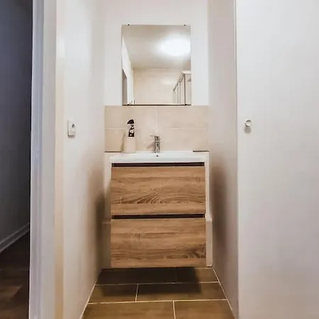 Center Rue Zola : Space And Comfort