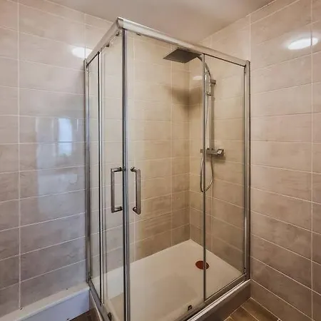 Center Rue Zola : Space And Comfort *
